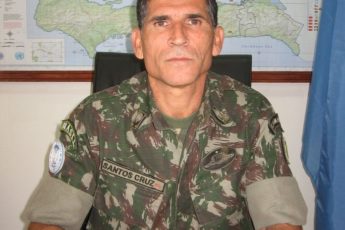Santos Cruz: general na linha de frente