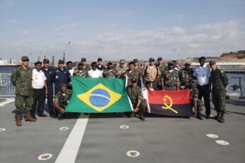 Marina de Brasil participa en entrenamiento contra delitos en el mar en costa africana