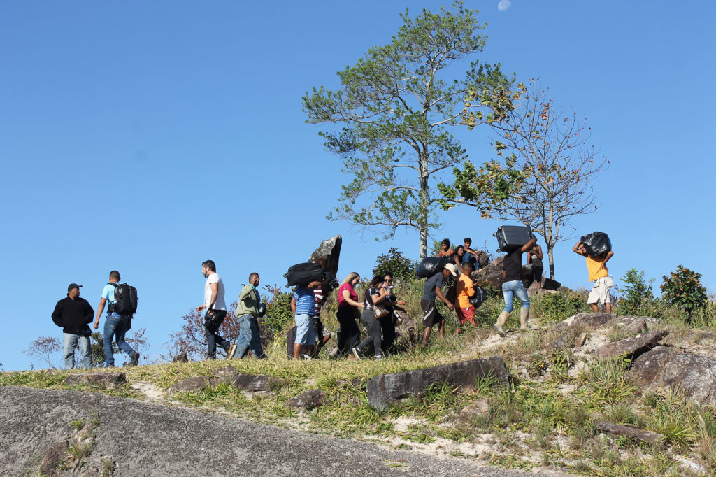 Venezolanos cruzan la frontera hacia Brasil en busca de suministros básicos y refugio