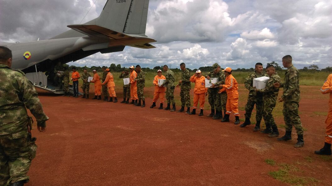 Colombian Armed Forces Provide Humanitarian Aid to Flood Victims