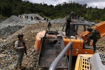 Colombian Armed Forces Fight Illegal Gold Mining