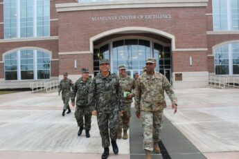 Peruvian Army Commander Visits Military Units in the US