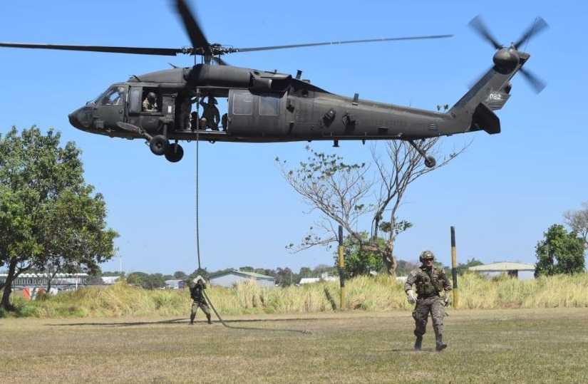 Salvadoran Special Forces and US Military Practice Air Insertions