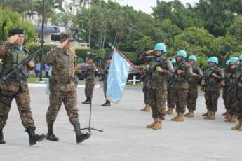 Salvadoran and Chilean MINUSTAH Soldiers Cooperate to Help Haitians