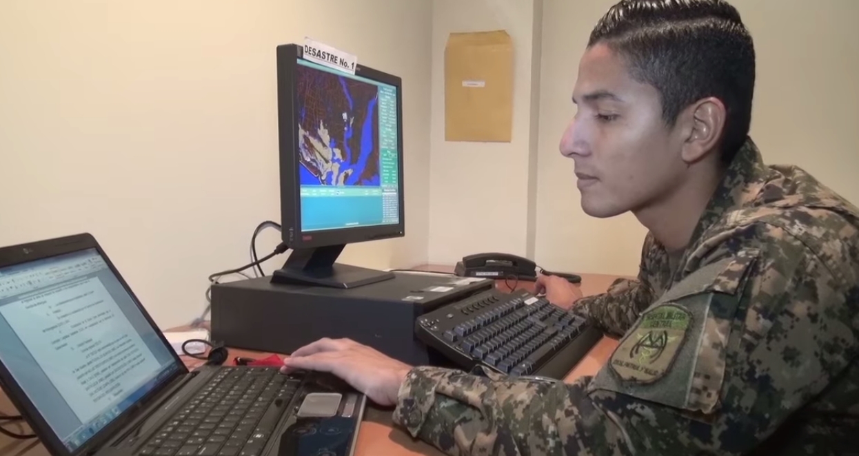 Salvadoran Army Trains Rescue Teams on Computer Simulators