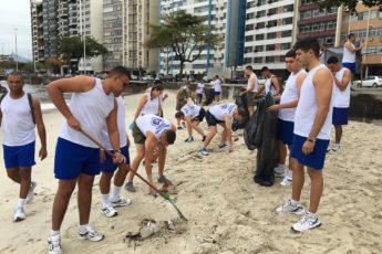 Marinas de Brasil y los EE. UU. promueven medidas ecológicas de limpieza en playas de Río de Janeiro