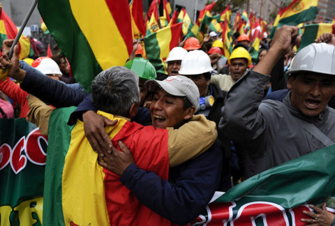 EE. UU. celebra la renuncia del presidente boliviano