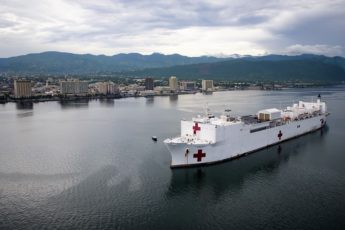 El USNS Comfort fortalece asociaciones con Jamaica, después de exitosa misión médica