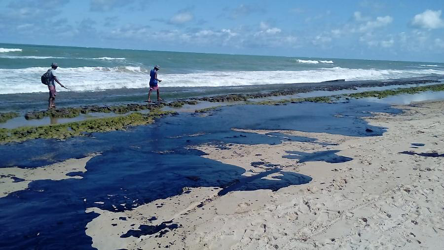 Substância poluente encontrada nas praias do Brasil é compatível com petróleo da Venezuela