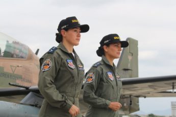 Equador outorga patentes às primeiras mulheres pilotos de combate
