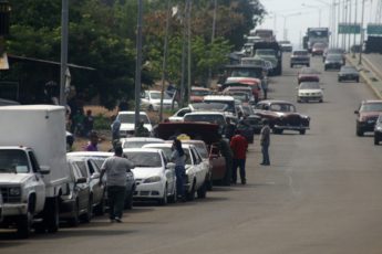 Escassez de gasolina afeta a capital da Venezuela