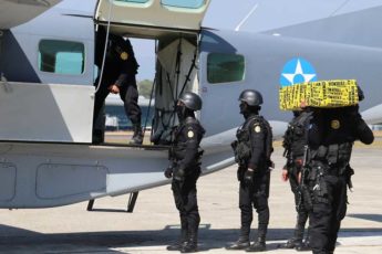Militares de Guatemala evitan que toneladas de cocaína lleguen al norte