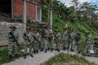 Milícia de Maduro como corpo oficial da Força Armada é inconstitucional