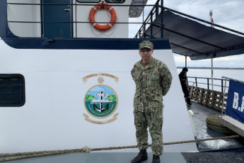 Microbiólogo de la NAMRU-6 se embarca en buque de la Marina de Guerra de Perú por el río Amazonas