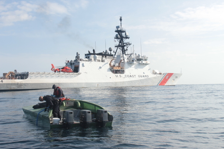 La Guardia Costera incauta 1406 kg de cocaína en lancha con contrabando frente a costas centroamericanas