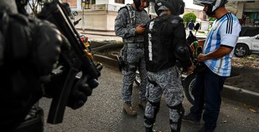Vinte membros do ELN se rendem às forças colombianas após confrontos na região de Cauca