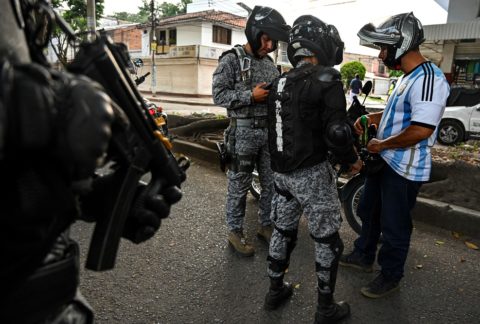 20 miembros del ELN se rinden a las Fuerzas Armadas de Colombia luego de enfrentamientos en la región de Cauca