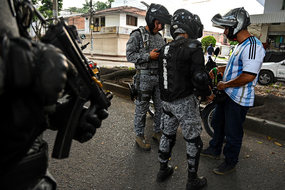 Vinte membros do ELN se rendem às forças colombianas após confrontos na região de Cauca