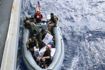 Equipes da Guarda Costeira a bordo do USS Lassen confiscam drogas ilegais no Caribe