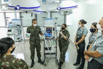 Profesionales de la salud de las Fuerzas Armadas entrenan para luchar contra el coronavirus