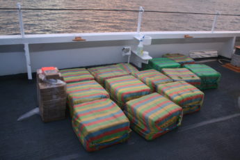 Buque de la Guardia Costera con 54 años de antigüedad incauta 490 kilogramos de supuesta cocaína en embarcación contrabandista frente a las costas de Centroamérica