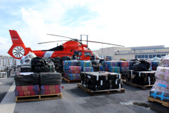 Navio da Guarda Costeira dos EUA descarrega mais de 13 toneladas métricas de drogas