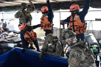 Guarda Costeira e Marinha da Colômbia confiscam 7,5 toneladas métricas de presumidas drogas no oeste do Mar do Caribe
