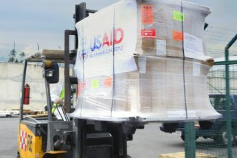 Estados Unidos fornecem respiradores para salvar vidas no Equador, em resposta à crise da COVID-19