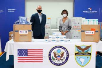 Estados Unidos entregam equipamentos de proteção pessoal para médicos dos hospitais públicos do Panamá