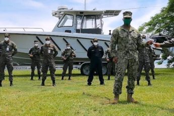 El Salvador recibe lancha para reforzar lucha contra el narcotráfico