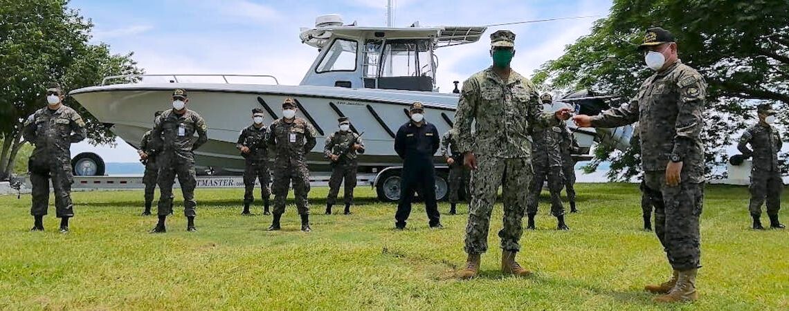 El Salvador recibe lancha para reforzar lucha contra el narcotráfico