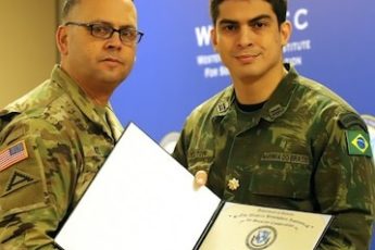 Nombran instructor del año a oficial brasileño, en el Comando de Entrenamiento y Doctrina del Ejército de los EE. UU.