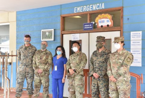 Infantes de Marina de SPMAGTF y JTF-Bravo donan suministros esenciales a Trujillo en Honduras
