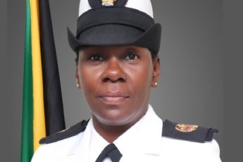 La primera mujer Sargento Mayor de la Fuerza de Jamaica ingresa al Salón de la Fama de WHINSEC
