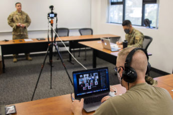 Asesores de la Fuerza Aérea de los EE. UU. realizan primer entrenamiento virtual con socios de Panamá, en plena pandemia de COVID-19