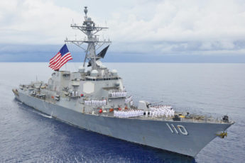 El buque USS William P. Lawrence desafía los excesivos reclamos marítimos de Venezuela durante una Operación de Libertad de Navegación