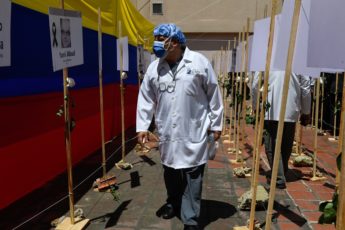Presidente interino Juan Guaidó paga bônus a trabalhadores da saúde na Venezuela