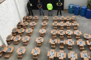 Polícia do Equador apreende 1,5 tonelada de cocaína escondida em latas de atum