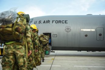 Força Aérea dos EUA transporta tropas colombianas de socorro devido ao furacão Iota