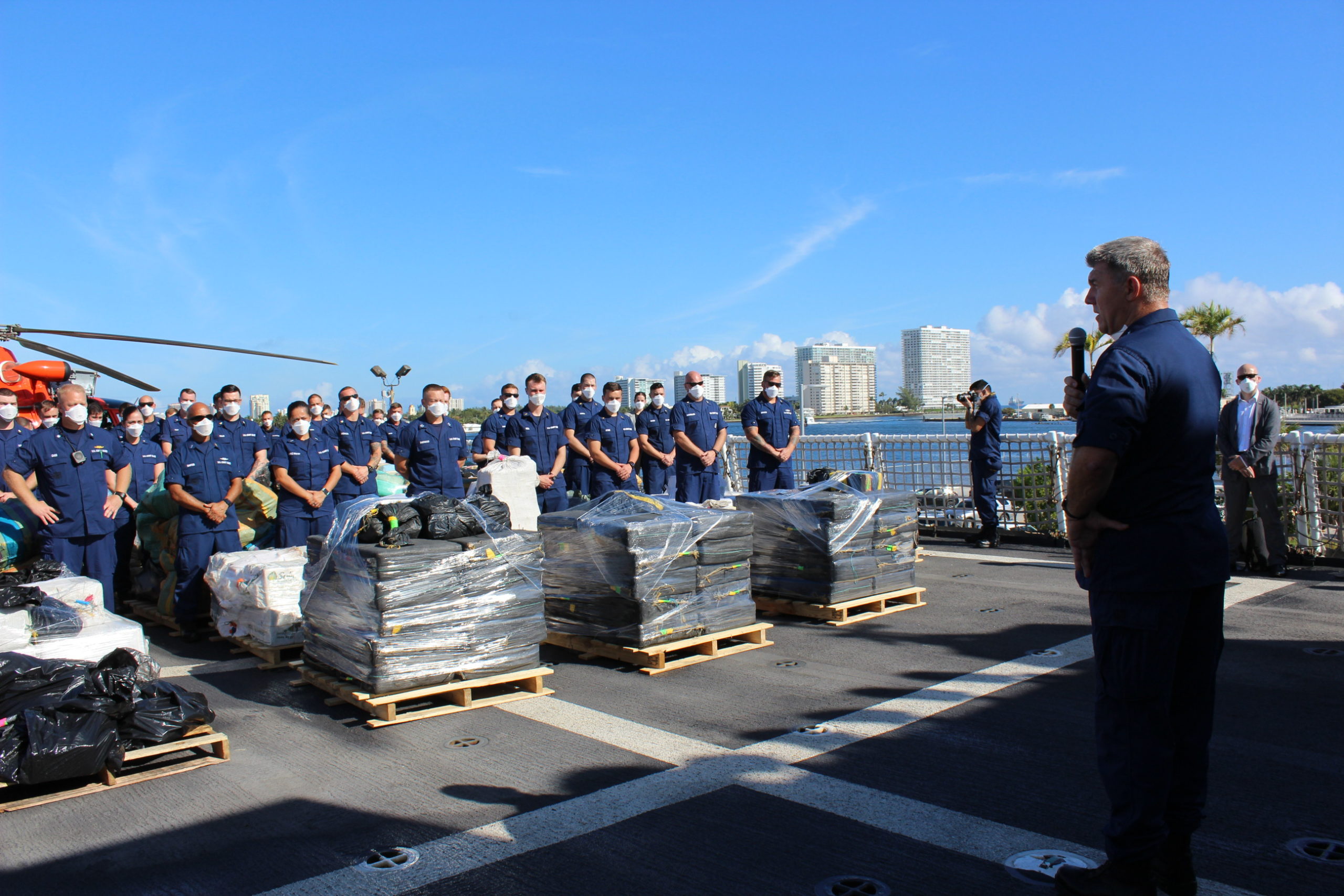 Trabalhando com parceiros internacionais, a Guarda Costeira dos EUA descarrega drogas avaliadas em mais de US$ 411 milhões