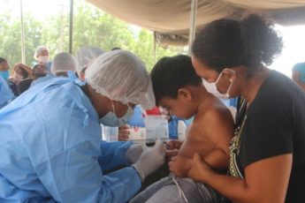 Militares de saúde das Forças Armadas prestam atendimento médico a indígenas no nordeste do Brasil