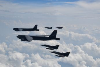 Aviões B-52H dos EUA treinam com a Força Aérea Colombiana e a Marinha do Equador