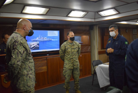 Oficiales de la Marina y del Cuerpo de Infantería de Marina de los EE. UU.  se embarcan en buque brasileño