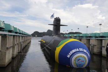 Novo submarino da Marinha do Brasil é lançado ao mar