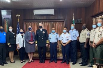 Estados Unidos estreitam laços militares com o Suriname com visita de alto nível