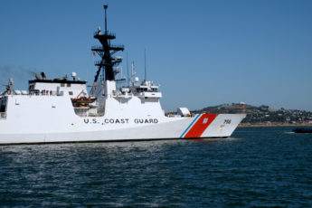 Visita do navio USCGC Stone da Guarda Costeira dos EUA ao porto de Montevidéu