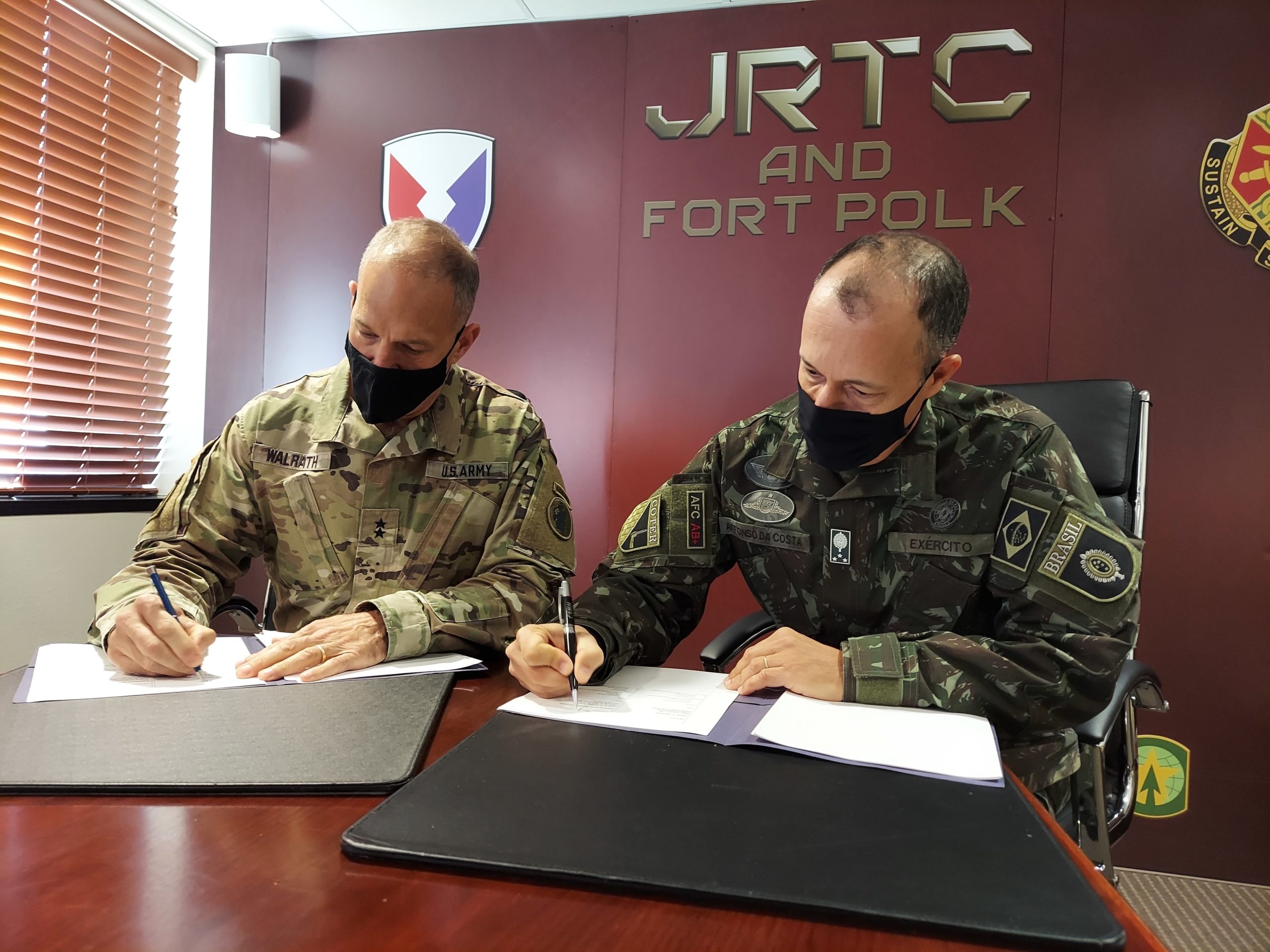 Líderes militares do Brasil e dos Estados Unidos fortalecem as parcerias no JRTC