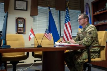 Comandante da 12ª Força Aérea do Comando Sul dos EUA se reúne com o comandante-geral da FAP
