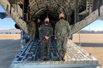 KC-390 realiza lançamento de paraquedistas em treinamento com aeronaves C-17 e C-130 da Força Aérea dos EUA