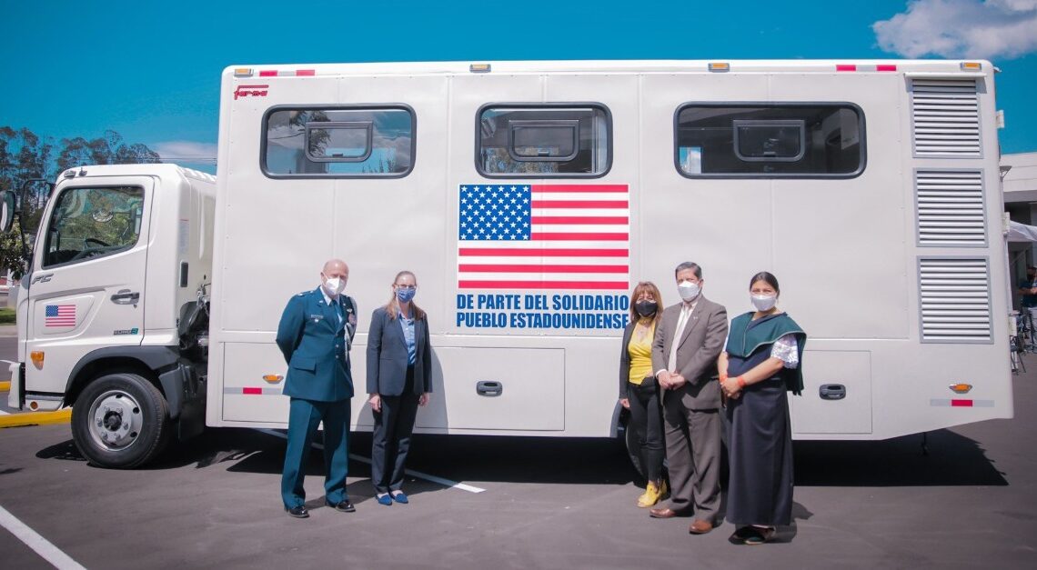 Embaixada dos EUA doa clínica móvel autossuficiente avaliada em US$ 105.000 à província de Imbabura